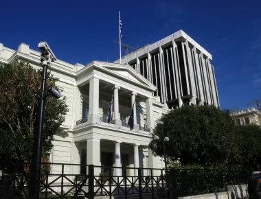 Κύκλοι υπουργείου Εξωτερικών: «Ας σταματήσει η ΝΔ να βρίσκει φόβητρα σε μια μικρή βόρεια χώρα»